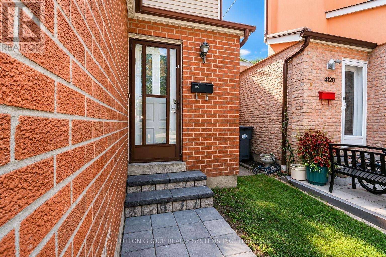 4118 Teakwood Drive, Mississauga, Ontario  L5C 3L6 - Photo 2 - W13866530