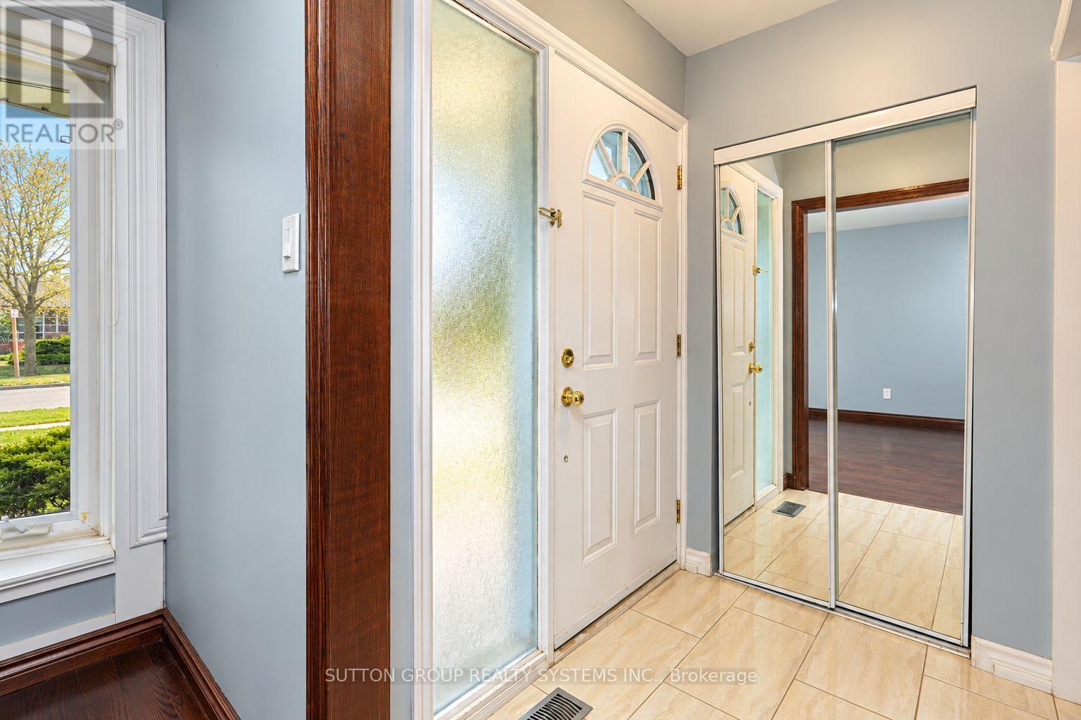 2337 Padstow Crescent, Mississauga, Ontario  L5J 2G2 - Photo 3 - W14089974