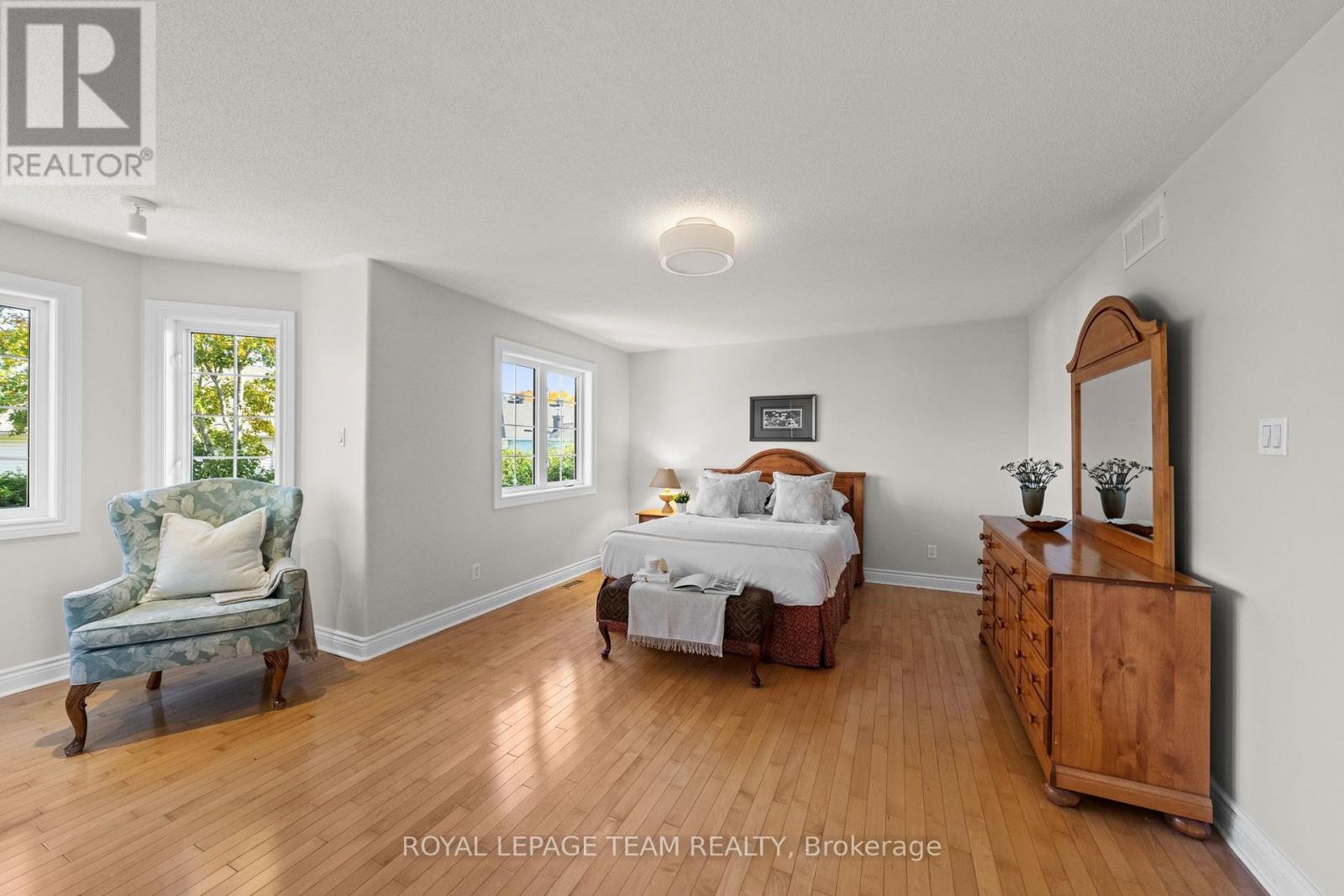 136 Shaughnessy Crescent, Ottawa, Ontario  K2K 2N3 - Photo 4 - X14099662