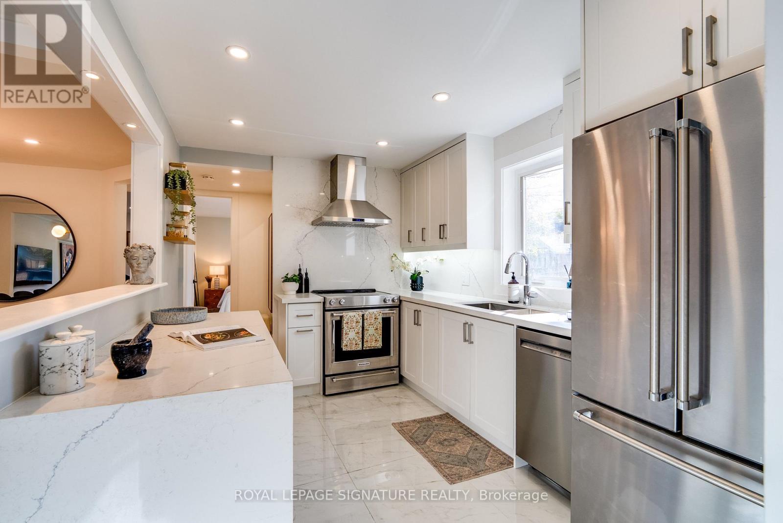 31 Davies Crescent, Toronto, Ontario  M4J 2X7 - Photo 2 - E14099680