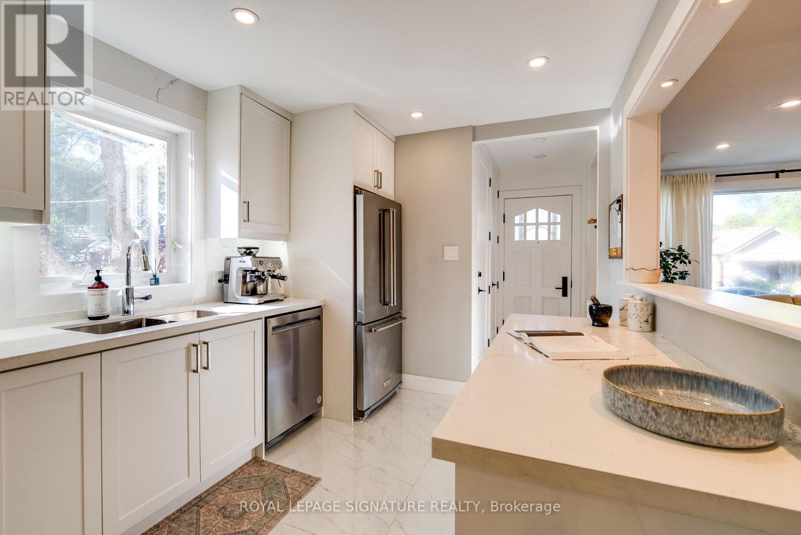 31 Davies Crescent, Toronto, Ontario  M4J 2X7 - Photo 4 - E14099680