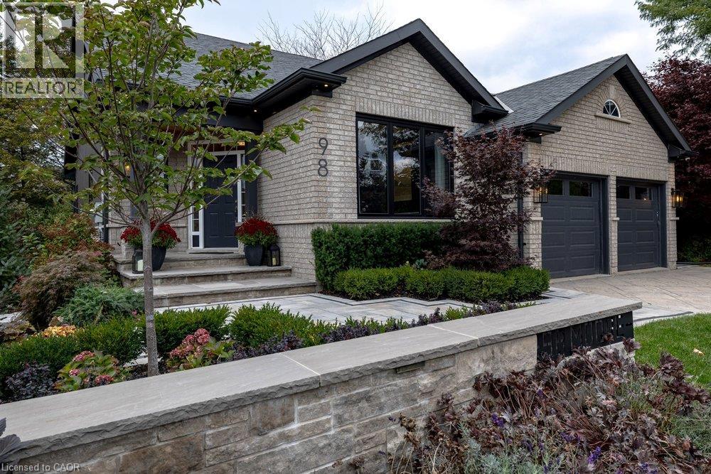 98 MOORE Crescent, Ancaster, Ontario
