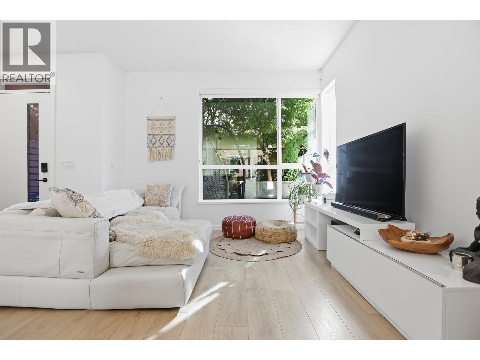 24 533 E 3RD STREET, north vancouver, British Columbia