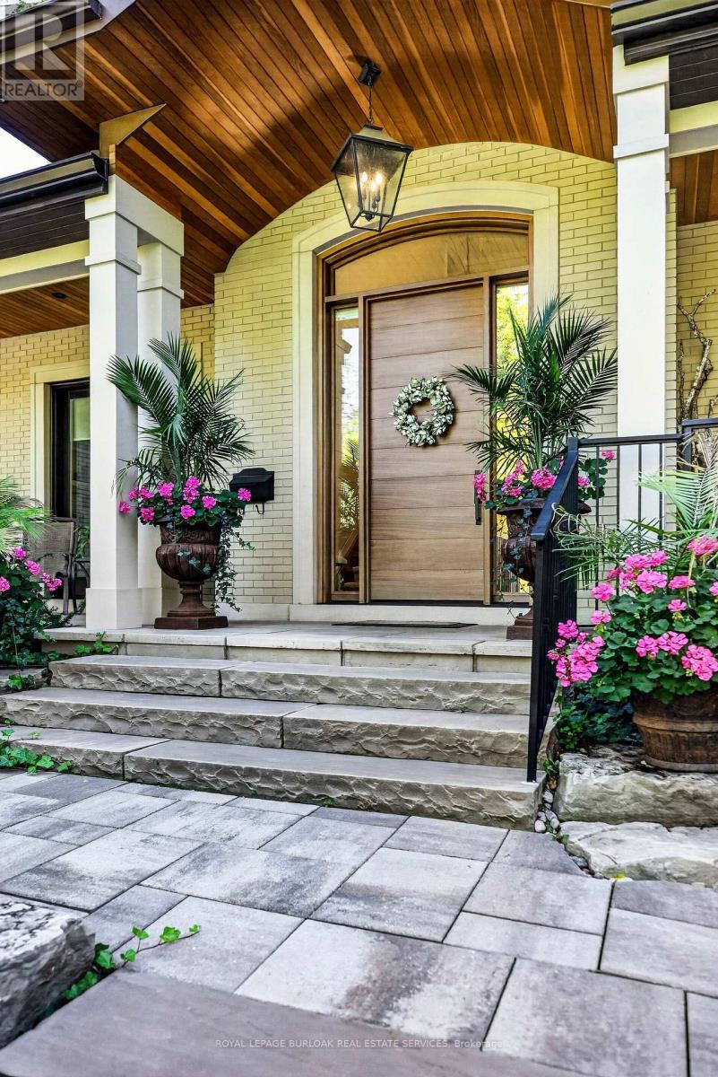 368 Fourth Line, Oakville, Ontario  L6J 5A8 - Photo 3 - W14099722
