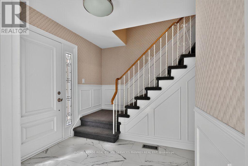 838 Saddle Crescent, Mississauga, Ontario  L4Y 2V8 - Photo 4 - W14099778