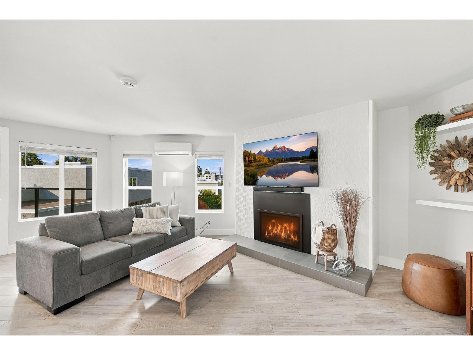 9 15989 MARINE DRIVE