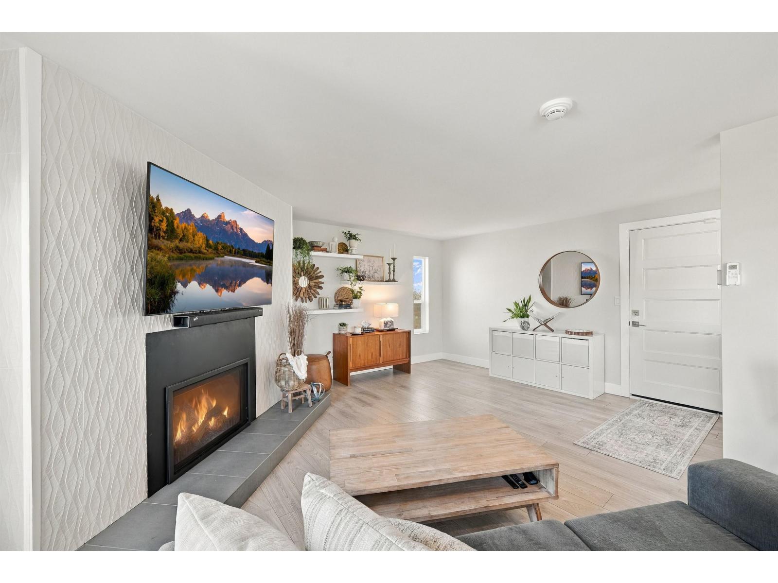 9 15989 MARINE DRIVE