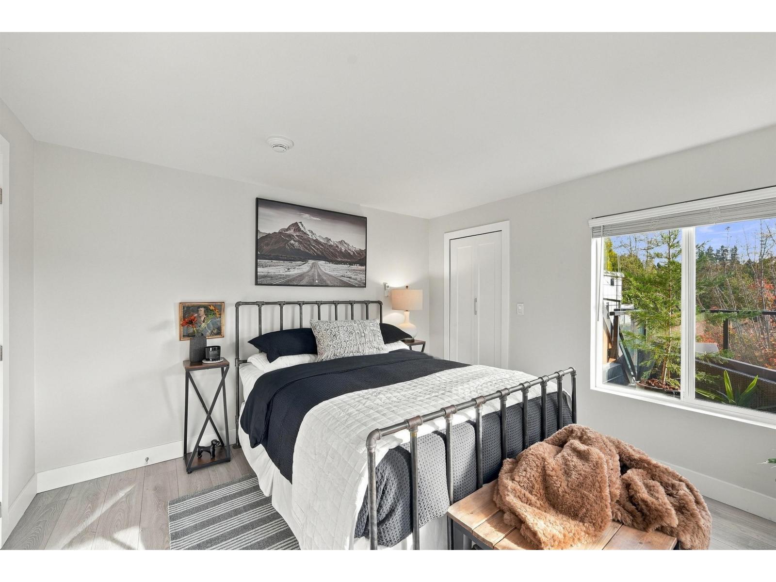 9 15989 MARINE DRIVE