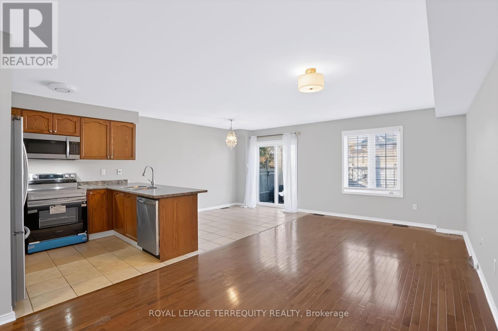 19 - 253 Sprucewood Crescent W, Clarington, Ontario  L1C 0G6 - Photo 2 - E14099984