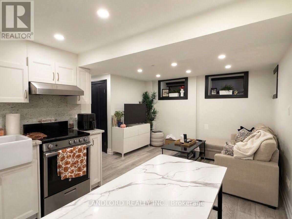 4 - 121 Sorauren Avenue, Toronto, Ontario  M6R 2E3 - Photo 4 - W14099934