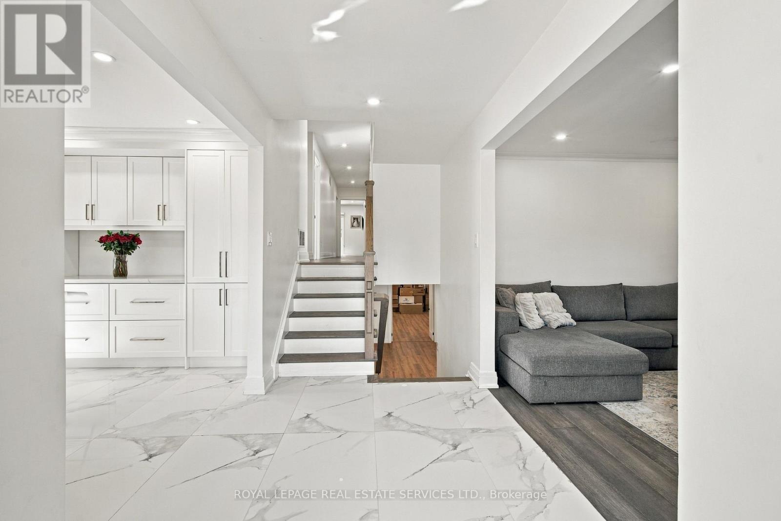 560 Stonecliffe Road, Oakville, Ontario  L6L 4N9 - Photo 4 - W14099982