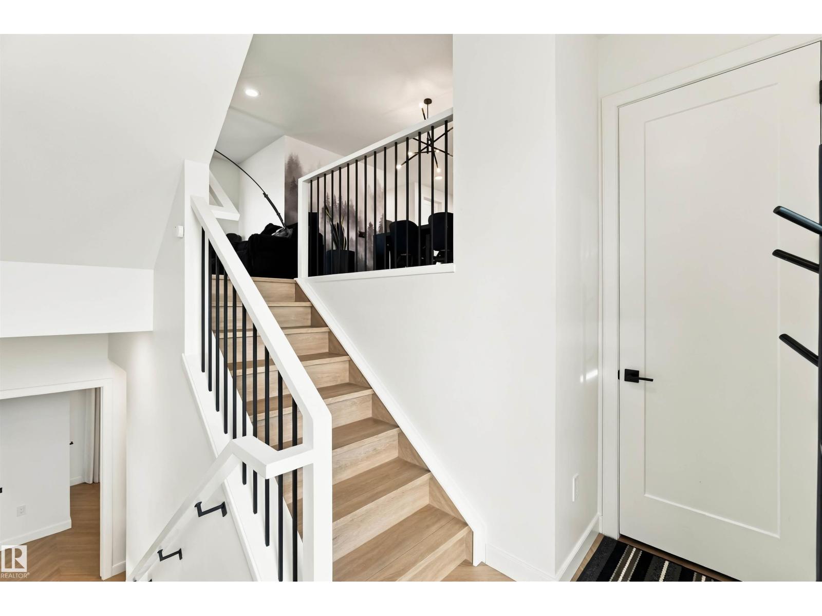 4204 HAWTHORN RO SW Edmonton Alberta Canada T6X2Y7 4
