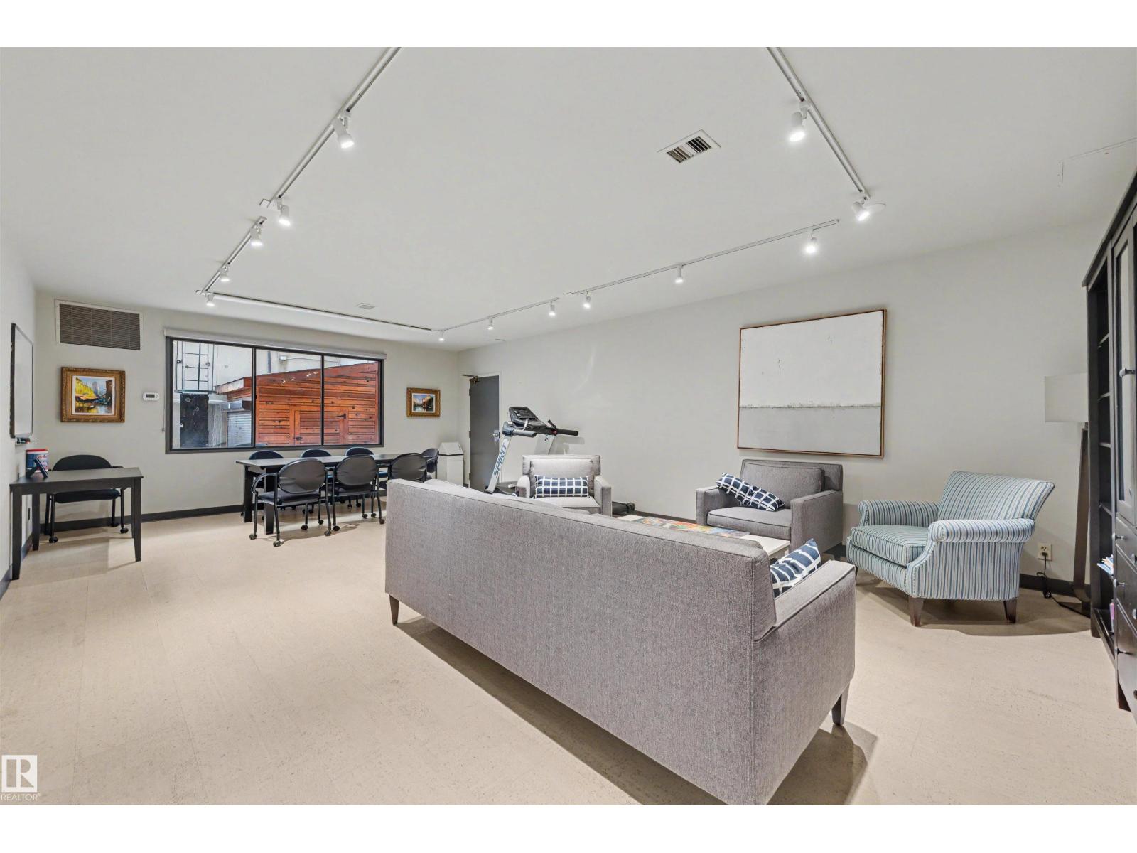 #905 9809 110 ST NW