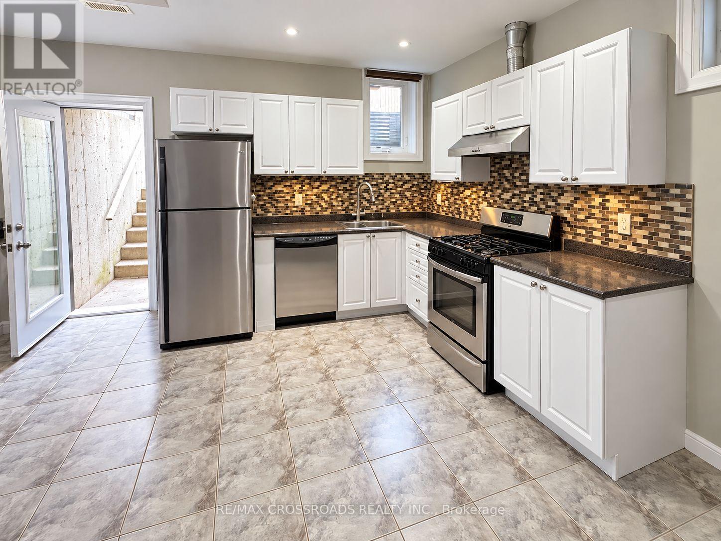 43 Waniska Avenue, Toronto, Ontario  M8Y 1R1 - Photo 5 - W14099218