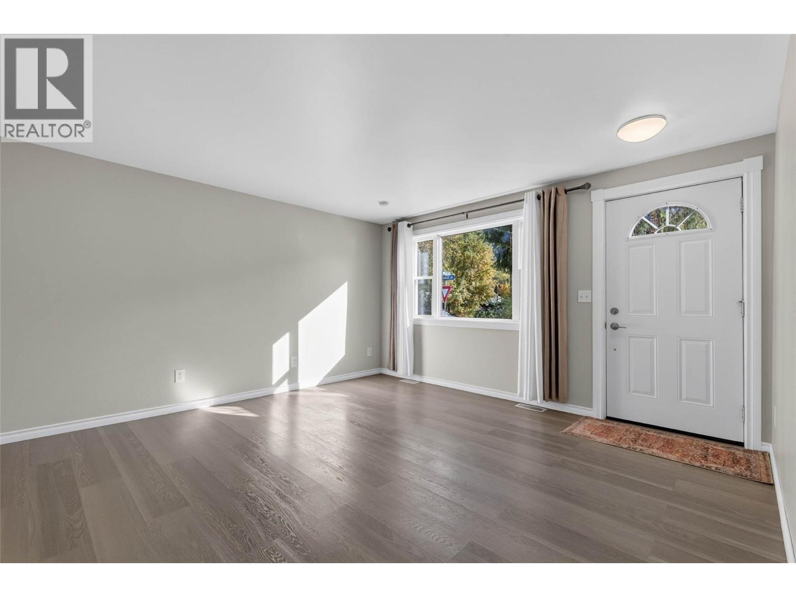 902 Cottonwood Avenue, Salmo, British Columbia  V0G 1Z0 - Photo 3 - 10403554