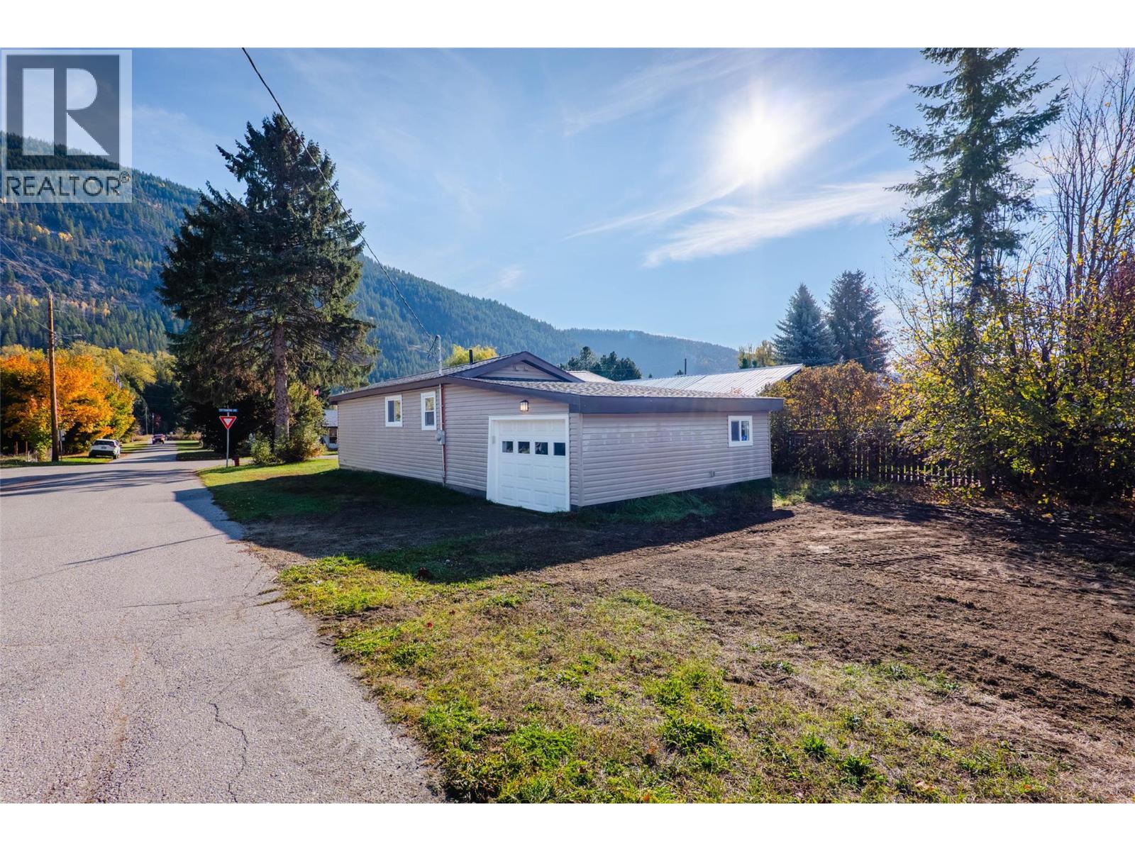 902 Cottonwood Avenue, Salmo, British Columbia  V0G 1Z0 - Photo 39 - 10403554