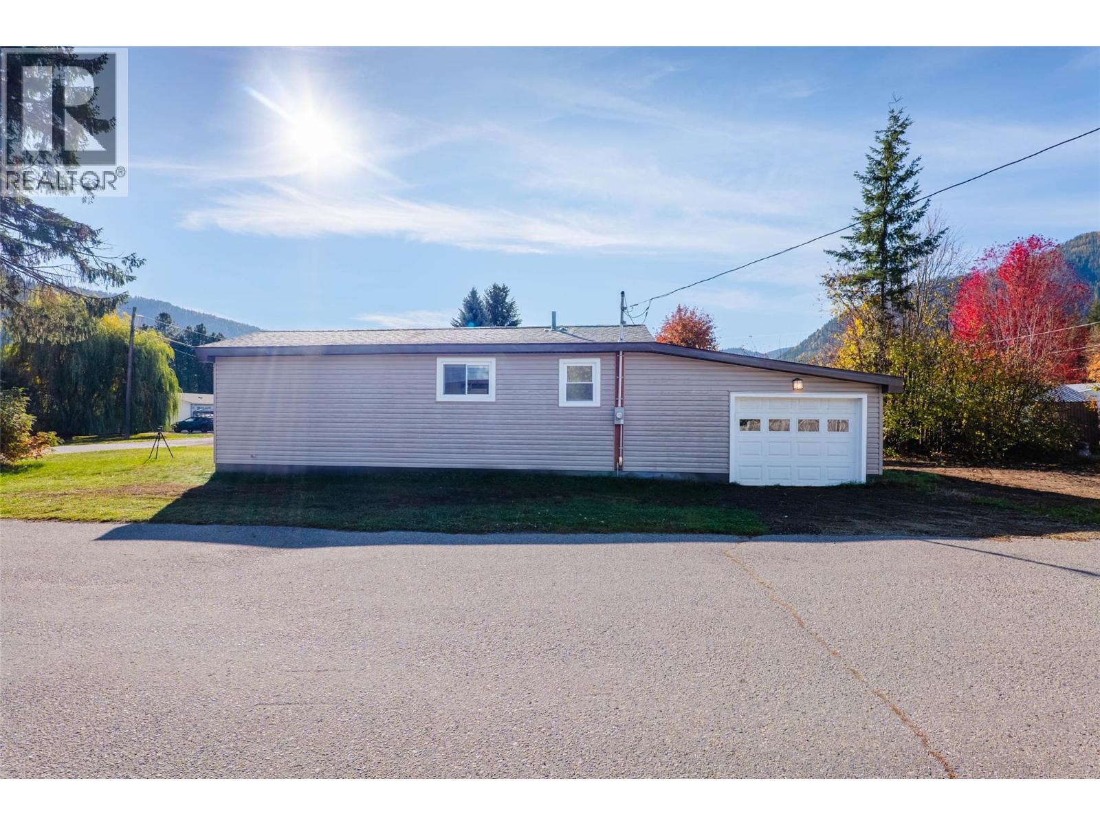 902 Cottonwood Avenue, Salmo, British Columbia  V0G 1Z0 - Photo 38 - 10403554