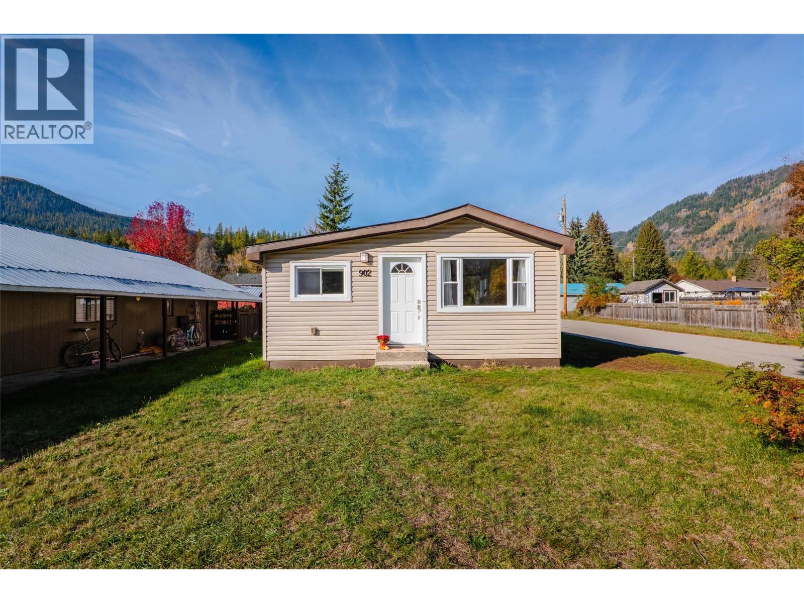 902 Cottonwood Avenue, Salmo, British Columbia