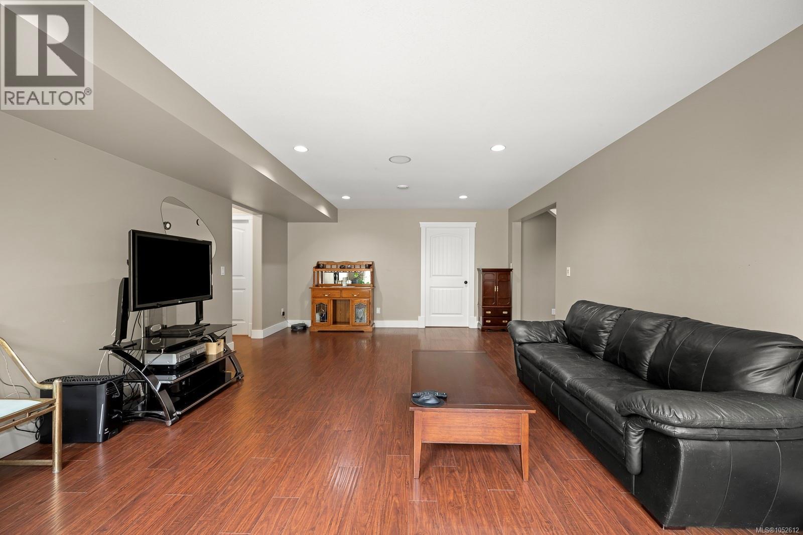 2644 Kendal Ave