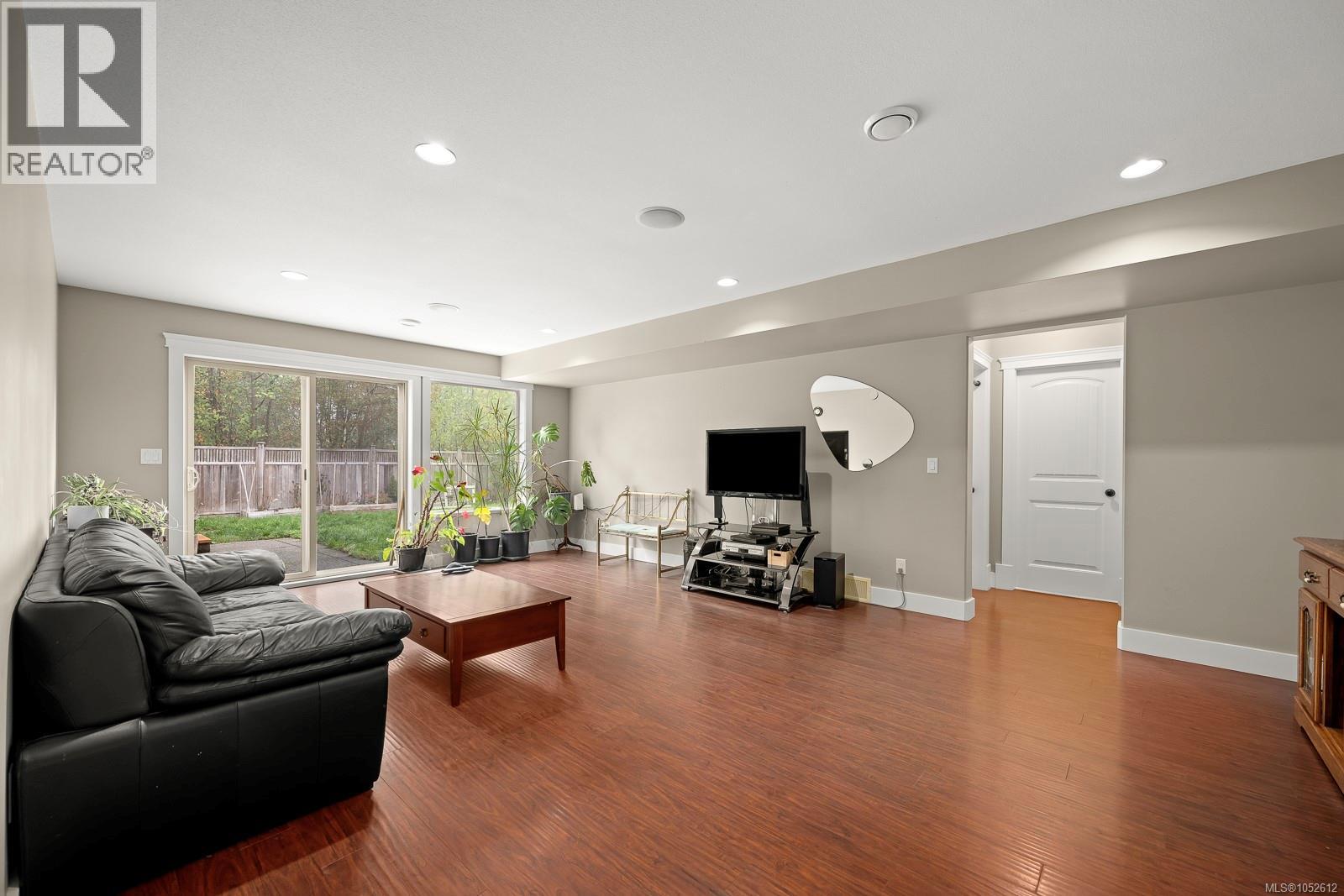 2644 Kendal Ave