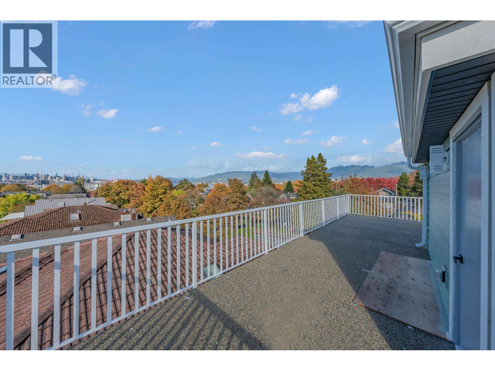 1 2554 Dundas Street, Vancouver, British Columbia  V5K 1P8 - Photo 2 - R3177168