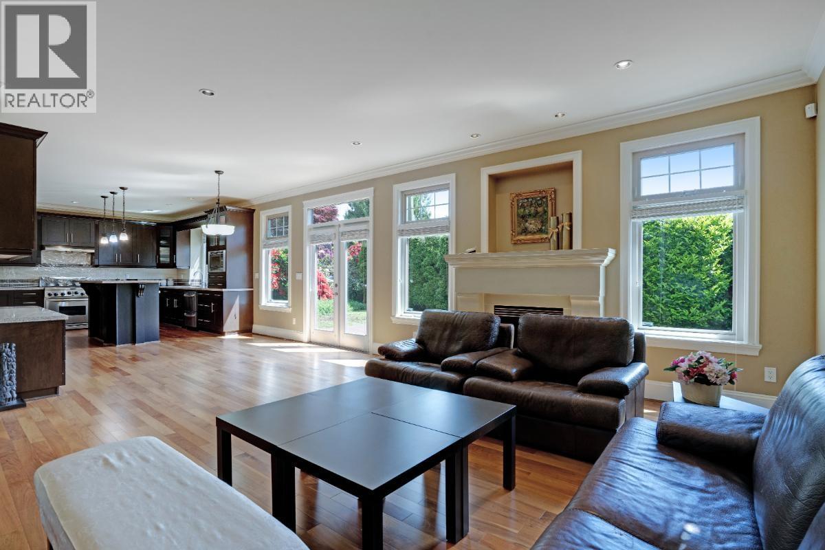 4986 Shirley Avenue, North Vancouver, British Columbia  V7R 3W4 - Photo 2 - R3174610