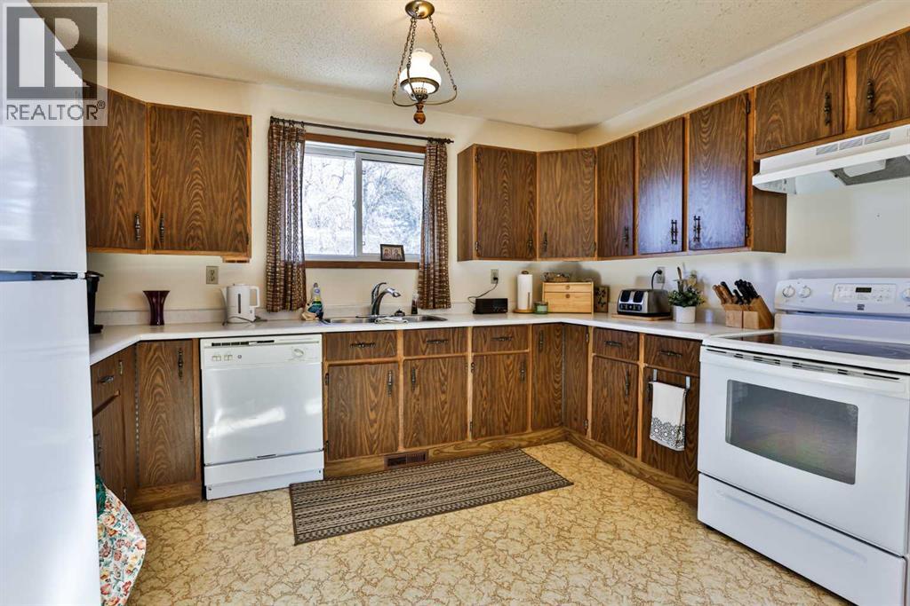 1256 10 Avenue N, Lethbridge, Alberta  T1H 1K4 - Photo 4 - A2352023