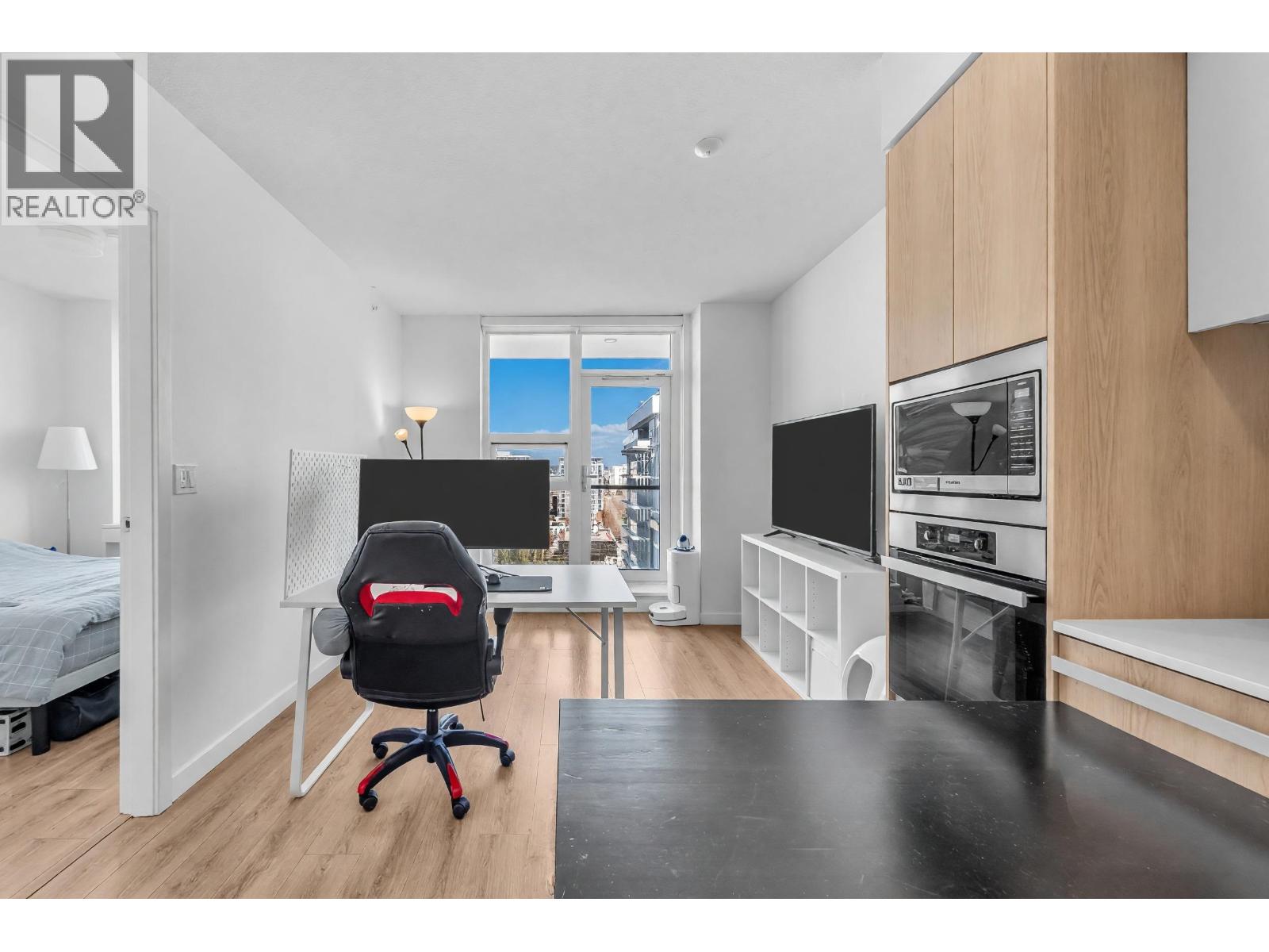 1304 6633 BUSWELL STREET
