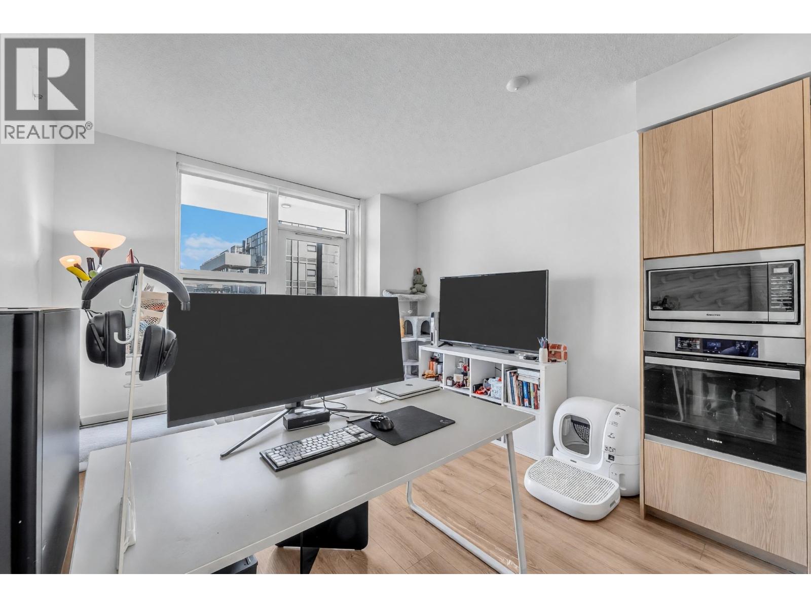 1304 6633 BUSWELL STREET