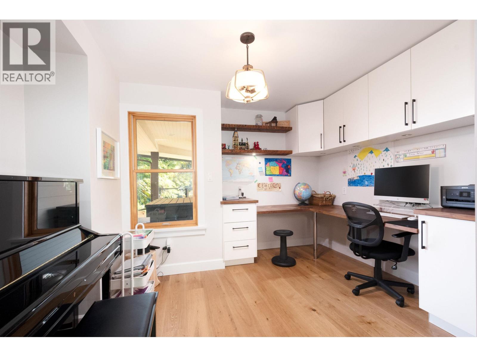 4592 Cove Cliff Road, North Vancouver, British Columbia  V7G 1H6 - Photo 15 - R3177215