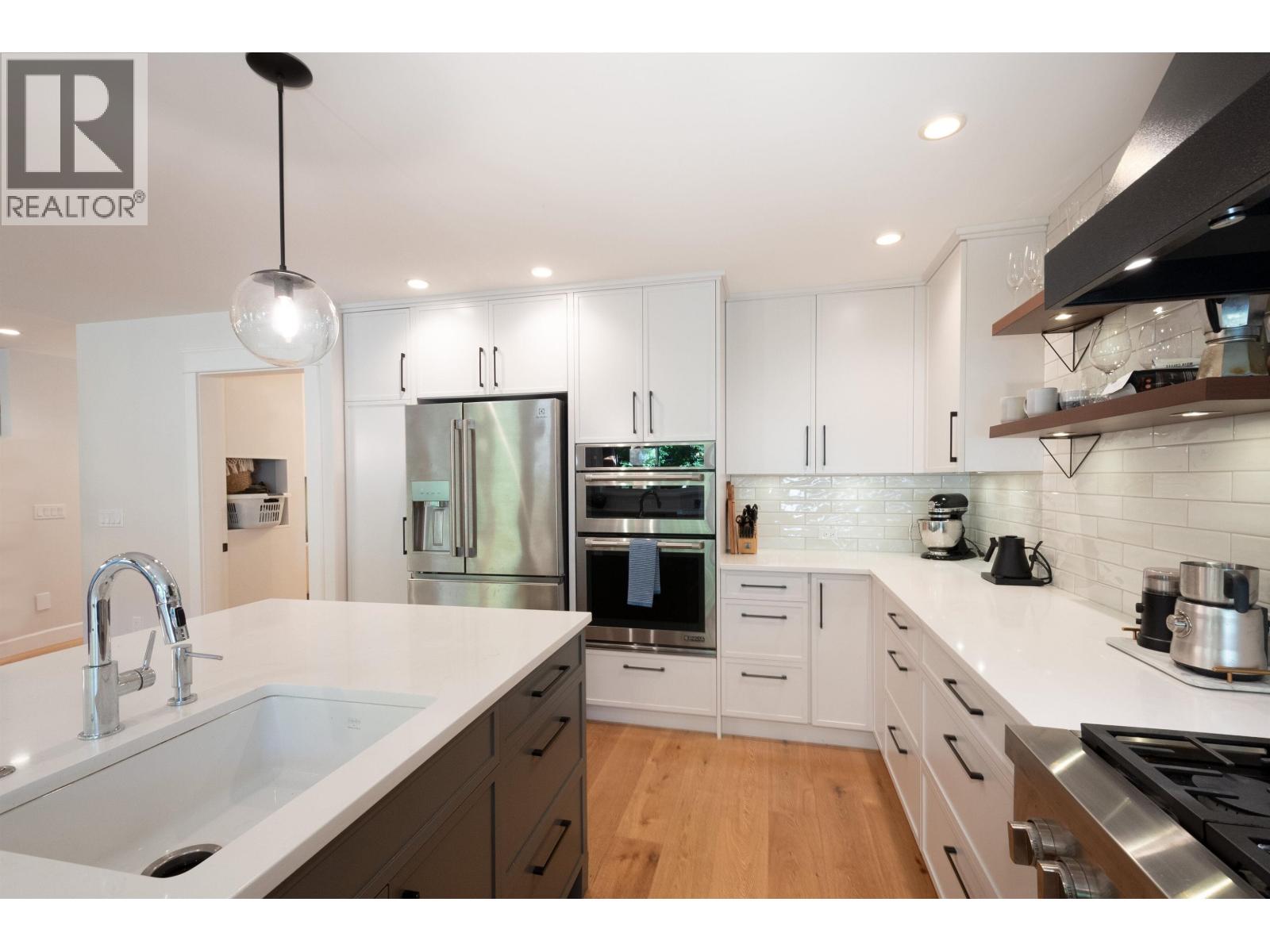 4592 Cove Cliff Road, North Vancouver, British Columbia  V7G 1H6 - Photo 4 - R3177215