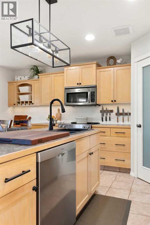 54 Vista Close SE