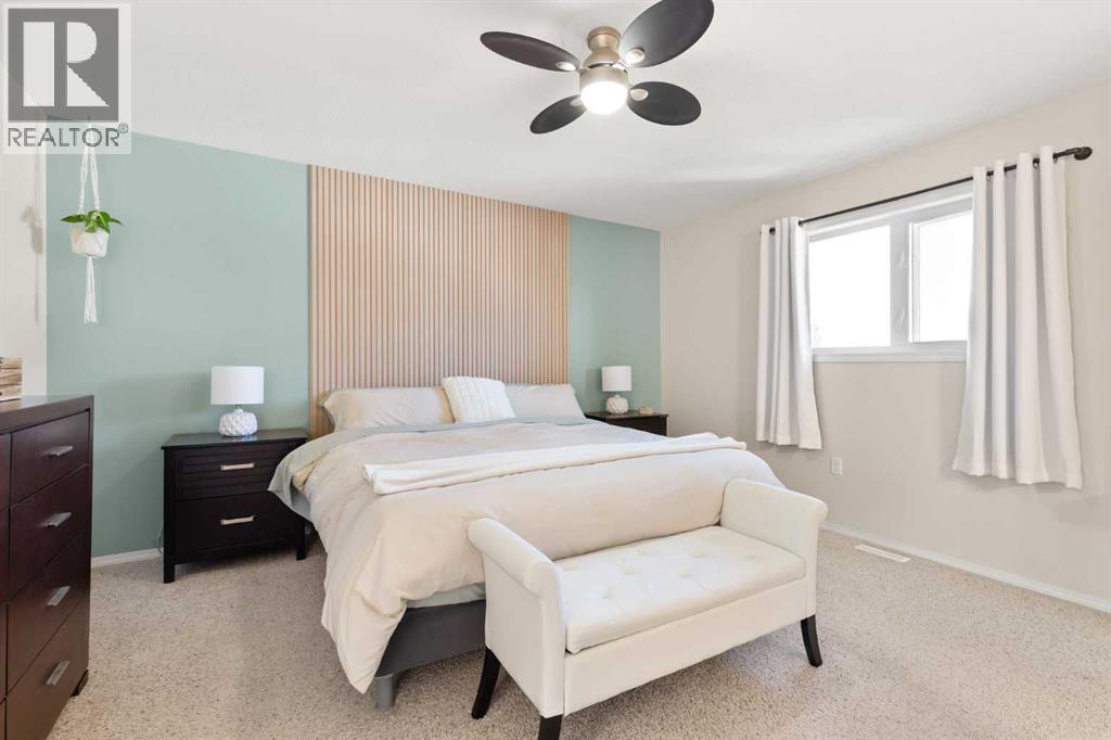 54 Vista Close SE
