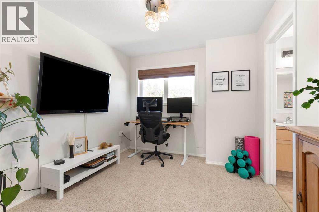 54 Vista Close SE