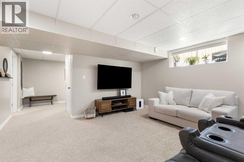 54 Vista Close SE