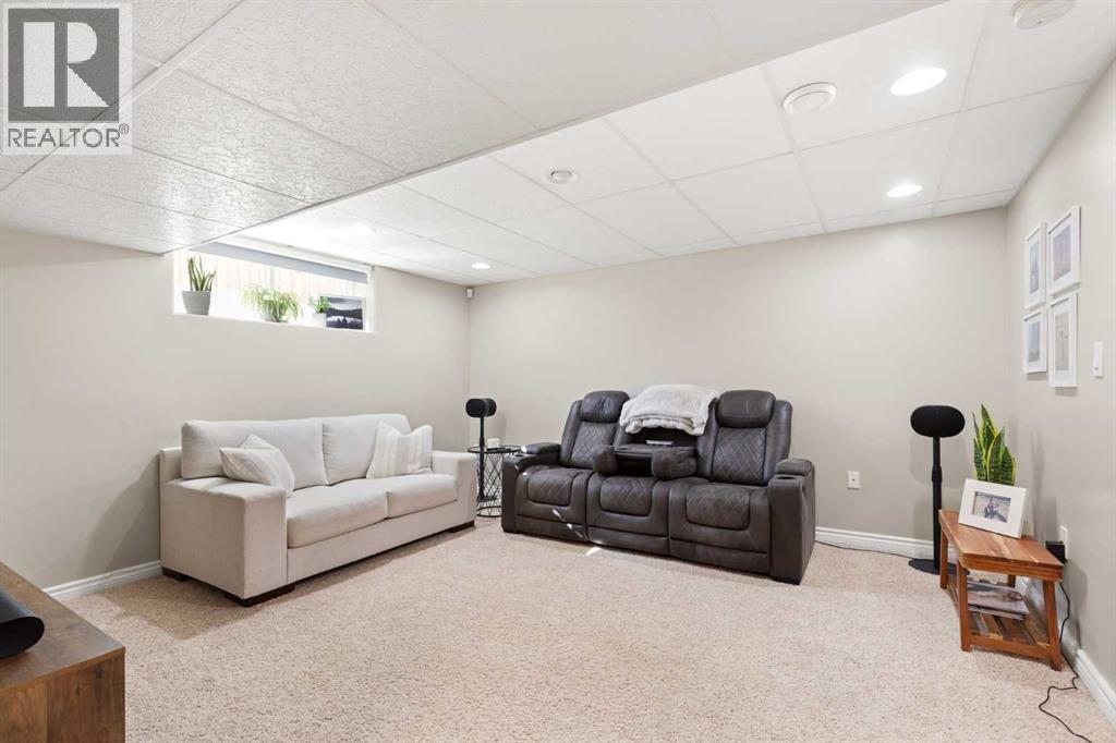 54 Vista Close SE
