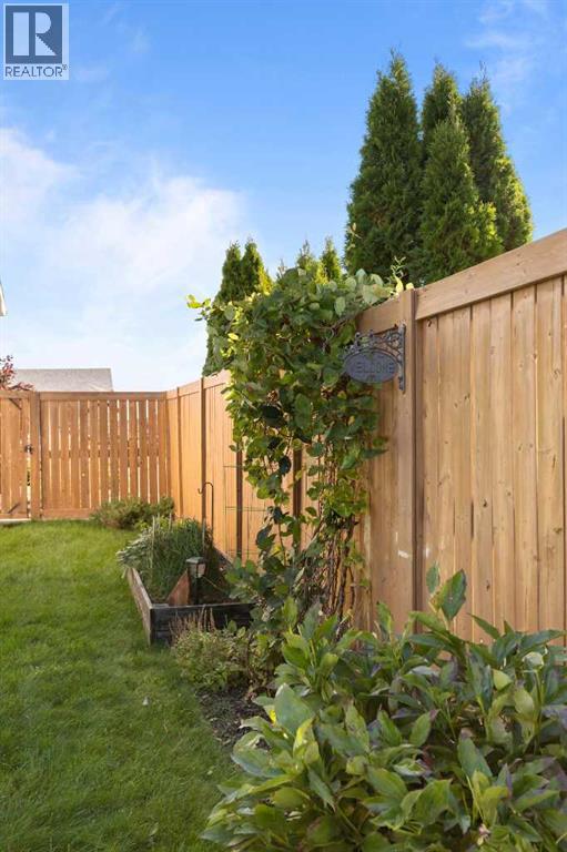 54 Vista Close SE