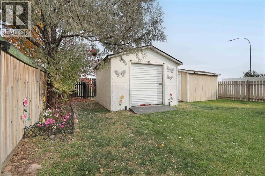 97 Meadow Lake Close E
