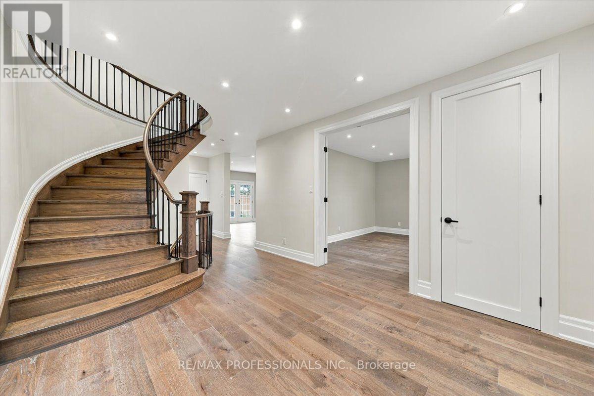 53 Edenvale Crescent, Toronto, Ontario  M9A 4A5 - Photo 4 - W13845826