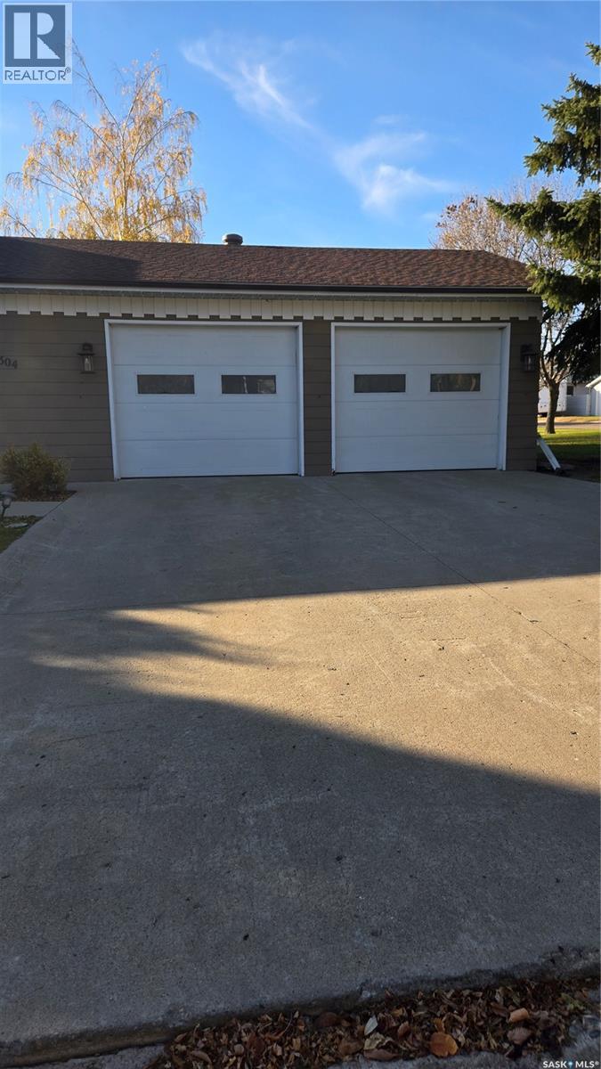 304 1st Street E, Carnduff, Saskatchewan  S0C 0S0 - Photo 3 - SK051597