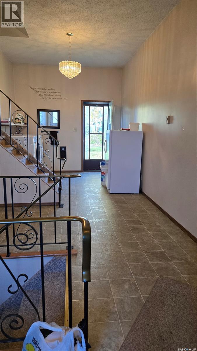 304 1st Street E, Carnduff, Saskatchewan  S0C 0S0 - Photo 6 - SK051597