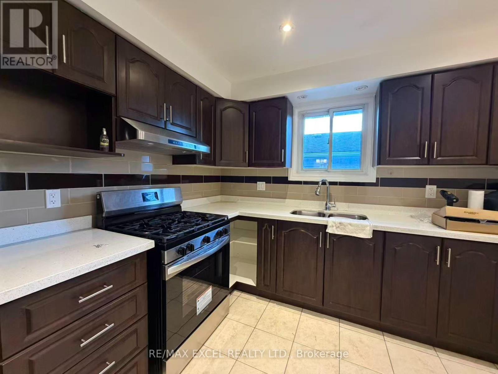 MAIN LEVEL - 4 LAWNMERE CRESCENT, Toronto, Ontario