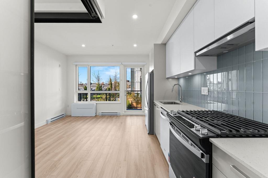 220 13760 75a Avenue, Surrey, British Columbia  V3W 3W5 - Photo 3 - R3177304