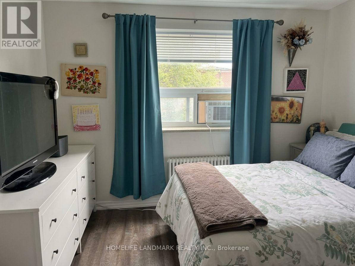 827 Cosburn Avenue, Toronto, Ontario M4C 2V9 - Photo 12 - E14100998
