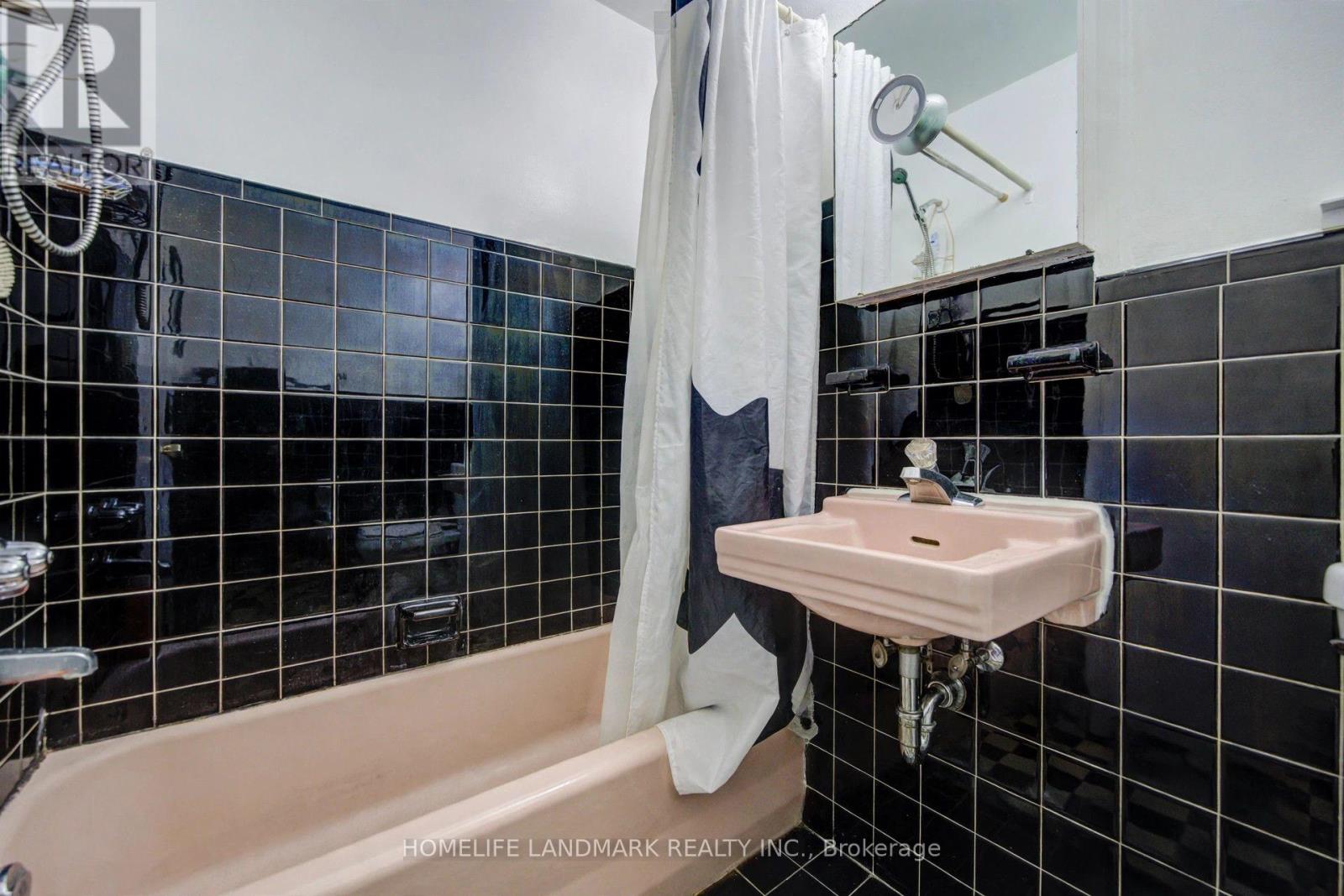 827 Cosburn Avenue, Toronto, Ontario M4C 2V9 - Photo 33 - E14100998