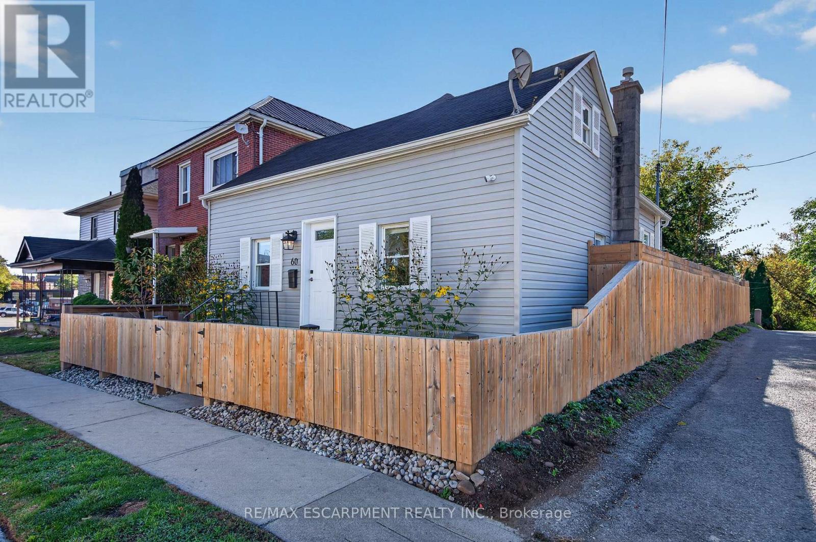 60 Division Street, St. Catharines, Ontario  L2R 3G6 - Photo 2 - X14101052