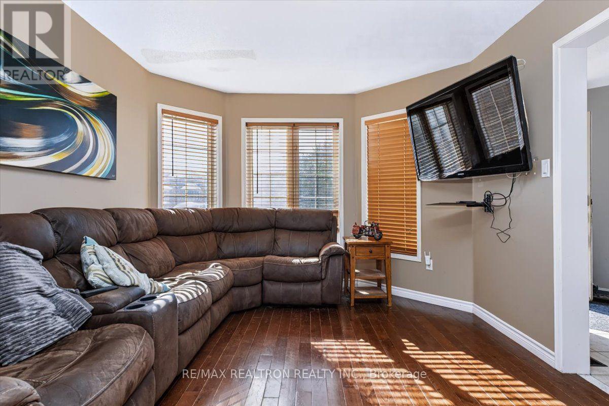 5 Widgeon Street, Barrie, Ontario  L4N 8W7 - Photo 4 - S14101150
