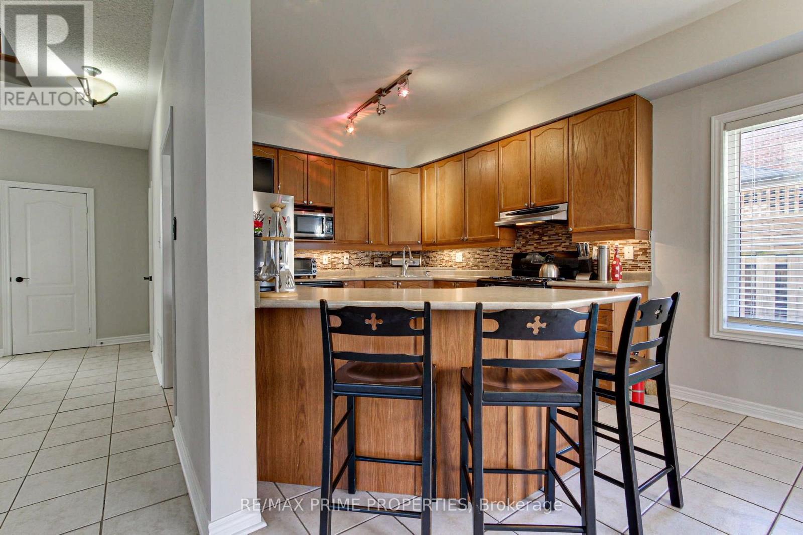 64 Ian Drive, Georgina, Ontario  L4P 4G3 - Photo 5 - N13877220