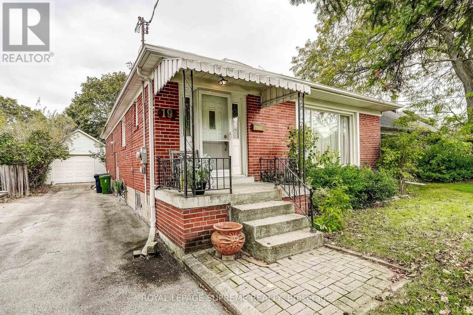 19 Bridgetown Drive, Toronto, Ontario  M9C 2P5 - Photo 2 - W14101276