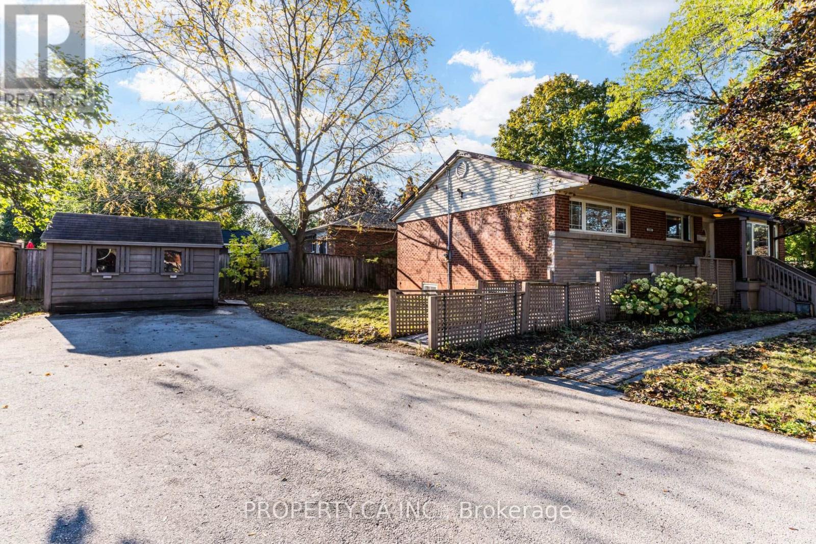 2302 Redfern Road, Burlington, Ontario  L7R 1X3 - Photo 2 - W14101360
